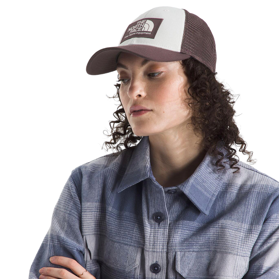 Gorra Mudder Trucker unisex color café y blanco